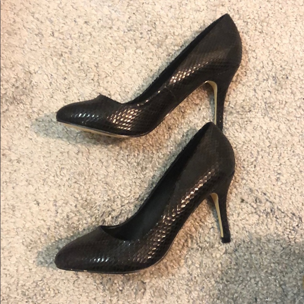 🐍 Faux Shiny Snake Skin Pumps 🐍